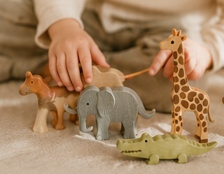 Kind speelt met houten Woodzy speelgoed